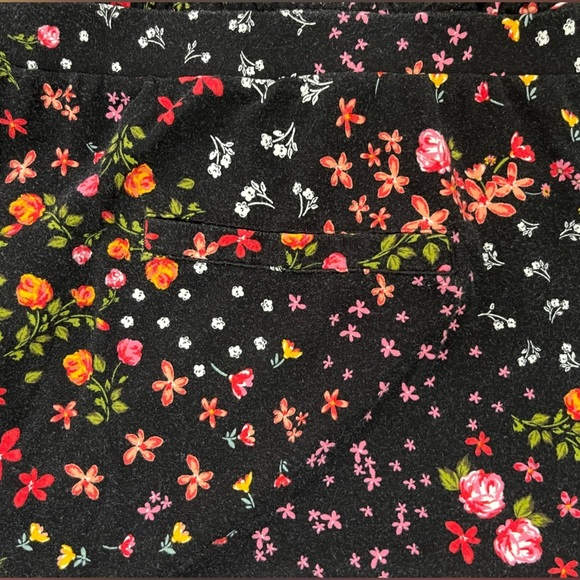 TORRID black elastic waist jersey knit floral pullon shorts, size 5 (5X). - Picture 5 of 7